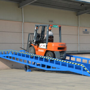 Mobile hydraulic boarding bridge