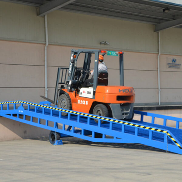 Mobile hydraulic boarding bridge - Image 8