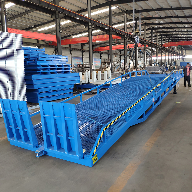 Product structure of mobile boarding bridge