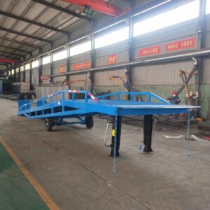 Mobile hydraulic boarding bridge