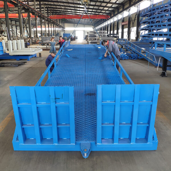 Mobile hydraulic boarding bridge - Image 5