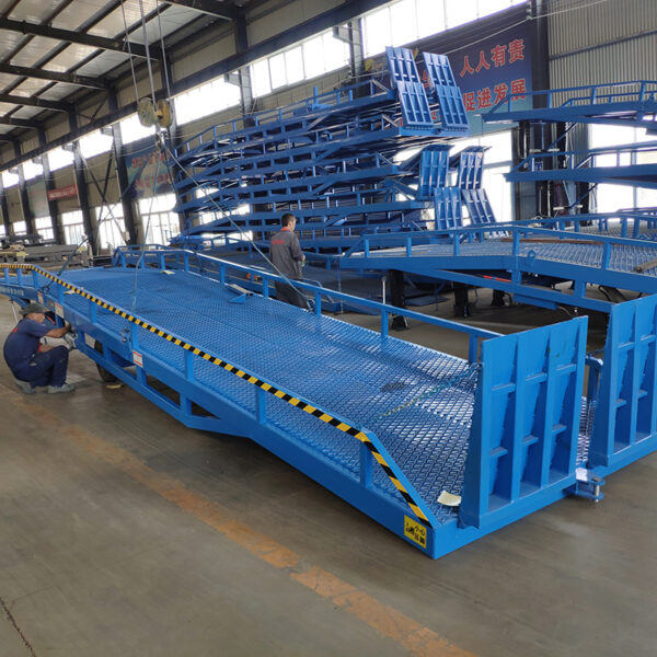 Mobile hydraulic boarding bridge - Image 4