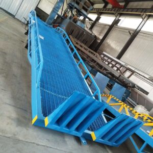 Mobile hydraulic boarding bridge