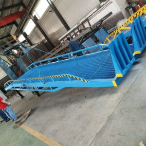 Mobile hydraulic boarding bridge