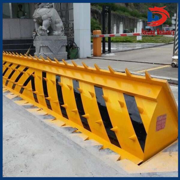Automatic barrier tire breaking machine, hydraulic barrier with nails, remote control for controlling traffic jams - Image 3