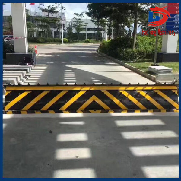 Automatic barrier tire breaking machine, hydraulic barrier with nails, remote control for controlling traffic jams - Image 4